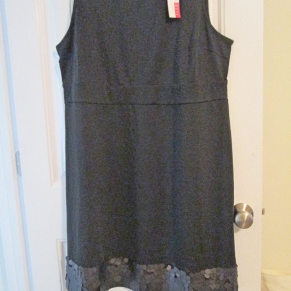 Sleeveless Round Neck Little Black Dress - Picture 4 of 8